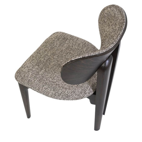 Vue en hauteur de la chaise Efsane – alliance parfaite entre bois noble et tissu structuré
