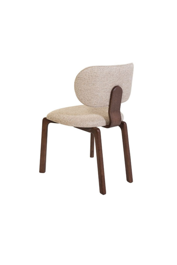 Detalle del soporte trasero de madera de la silla Yay con acabado oscuro y elegante unión al respaldo.